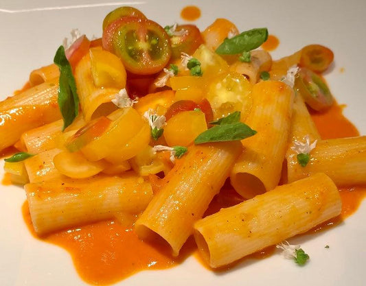 Rigatoni Gluten Free with two cherry tomatoes and basil flowers - Glusen