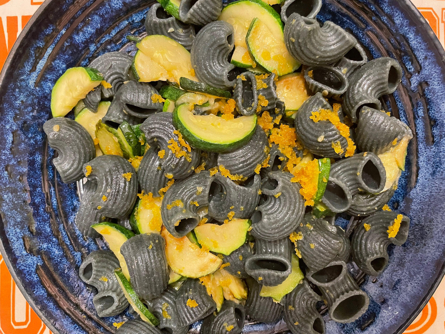 Pipe al mais bianco con spirulina alla bottarga con zucchine e scorza di limone - Glusen