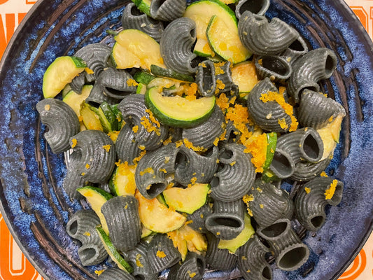 White corn pipe with spirulina roe with zucchini and lemon zest - Glusen