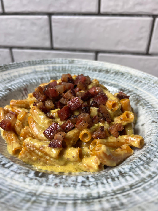 Maccheroni di Mais Bianco, Curcuma e Pepe Sarawak con Pesto di Pistacchi e Guanciale